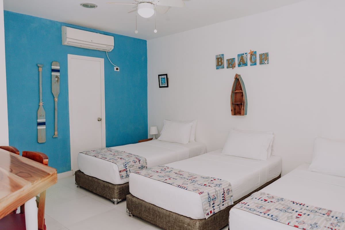 Habitación triple estándar | 1 habitación, caja de seguridad en la habitación y insonorización