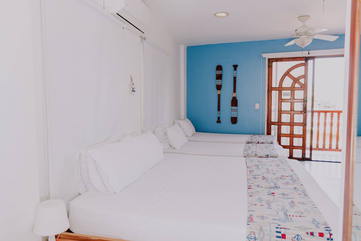 Habitación cuádruple estándar, 1 habitación, balcón | 1 habitación, caja de seguridad en la habitación y insonorización