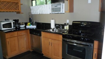 Deluxe Studio Suite, 1 Queen Bed, Kitchen, Poolside | Private kitchen | Fridge, microwave, coffee/tea maker