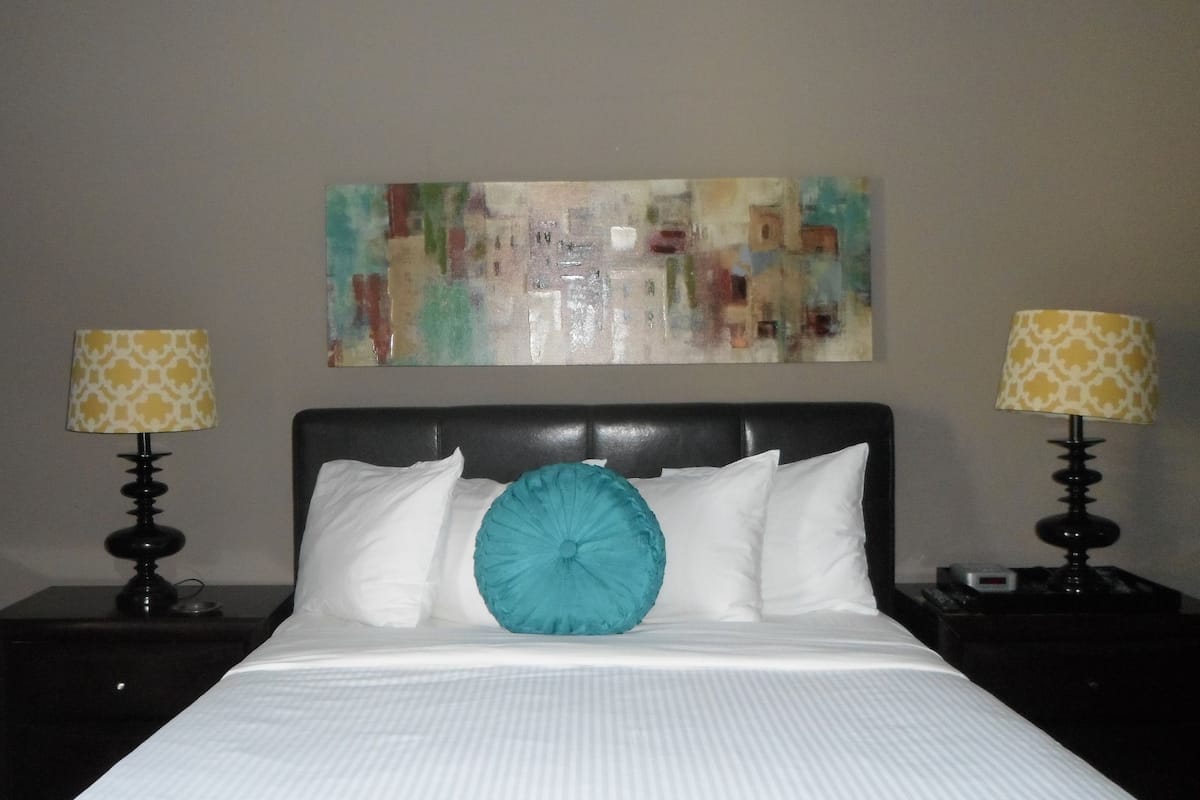 Deluxe Studio Suite, 1 Queen Bed, Kitchen, Poolside | Iron/ironing board, WiFi (free)