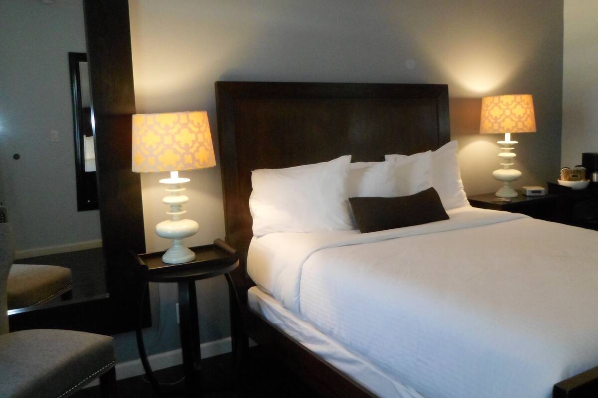 Basic Studio, 1 Queen Bed, Pool View, Poolside | Bathroom | Free toiletries, towels