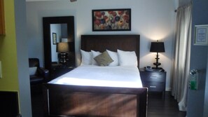Classic Studio Suite, Kitchenette, Poolside | Bathroom