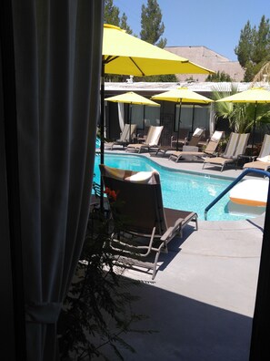 Basic Studio, 1 Queen Bed, Pool View, Poolside