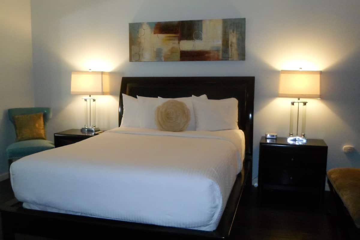Classic Studio Suite, Kitchenette, Poolside | Bathroom | Free toiletries, towels