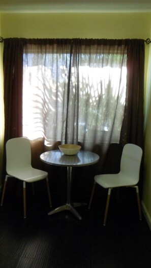 Fridge, microwave, coffee/tea maker - Avanti Hotel (Palm Springs)