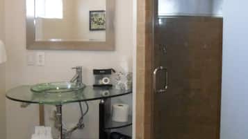 Basic Studio, 1 Queen Bed, Pool View, Poolside | Bathroom