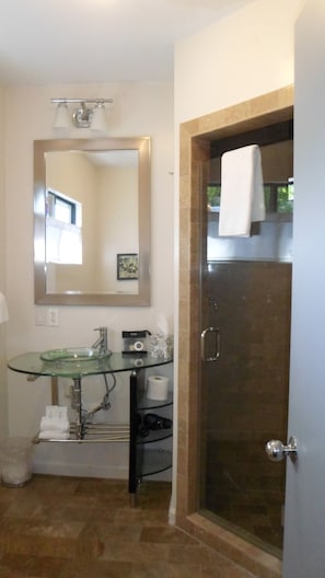 Basic-Studio, 1 Queen-Bett, Poolblick, Poolseite | Badezimmer
