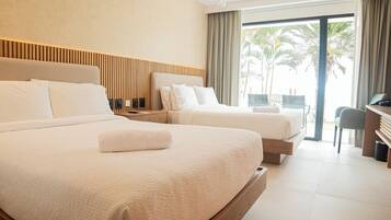 Habitación Deluxe con 2 camas individuales, balcón, vista al mar | 1 habitación, caja de seguridad en la habitación y escritorio