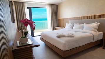 Deluxe-huone, 1 keskisuuri parisänky, parveke, merinäköala | Tallelokero huoneessa, työpöytä