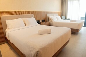 In-room safe, desk, laptop workspace, soundproofing - Mantahost Hotel (Manta)