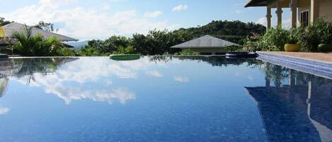 Piscine extérieure, piscine à débordement