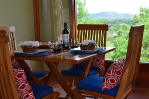 Se sirven desayunos, almuerzos y cenas; cocina internacional