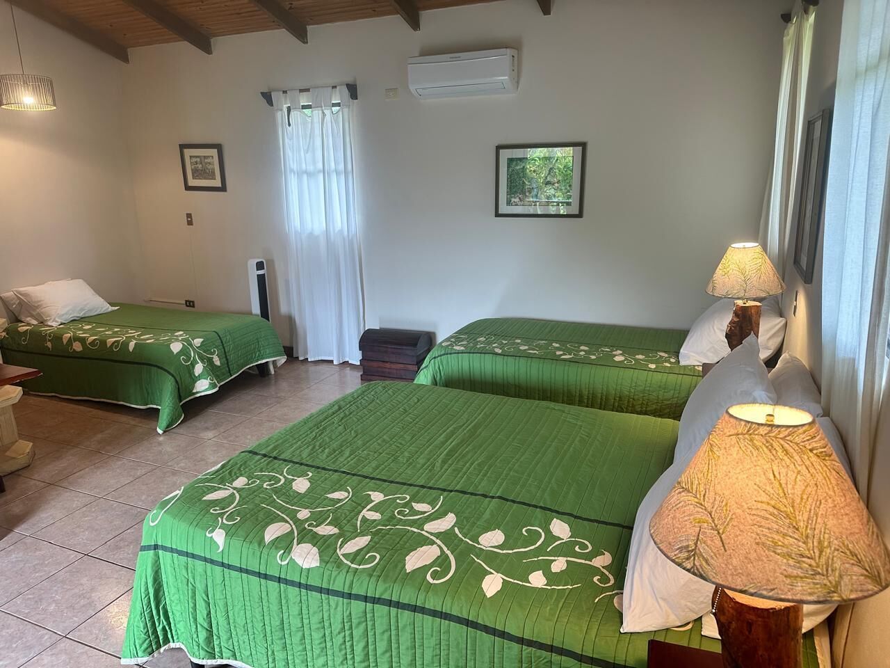 Chambre Quadruple Supérieure, balcon, vue montagne | Literie de qualité supérieure, surmatelas, décoration personnalisée