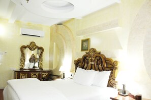 Minibar, in-room safe, desk, iron/ironing board - Riyam Hotel Muscat (Muscat)