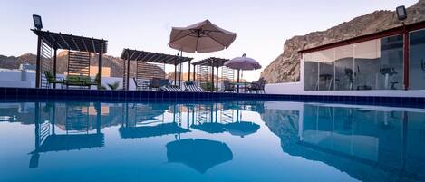 Piscine intérieure, piscine extérieure