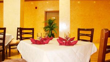 Breakfast served, international cuisine