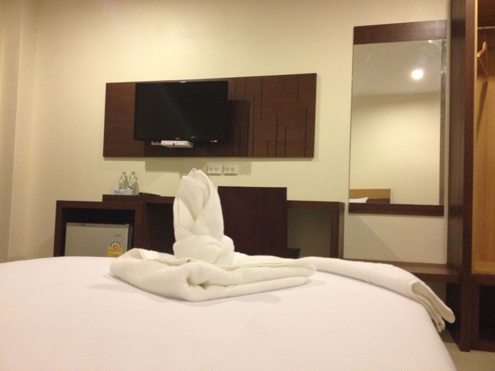 Een minibar, een kluis op de kamer, een bureau, verduisterende gordijnen