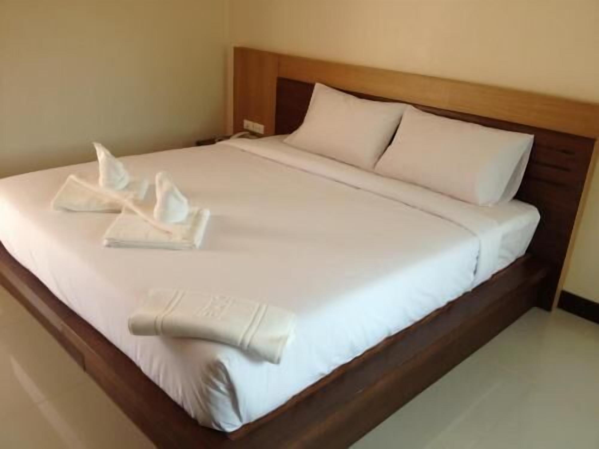 Een minibar, een kluis op de kamer, een bureau, verduisterende gordijnen