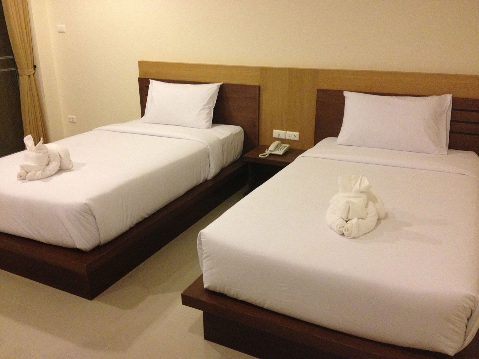 Een minibar, een kluis op de kamer, een bureau, verduisterende gordijnen