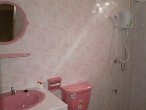 Shower, free toiletries, towels - Khunnam Rimtarn Resort (Mae Sai)