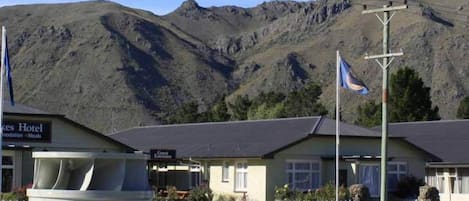 Un motel con un cartel que dice 'Motel' y 'General Store'.
