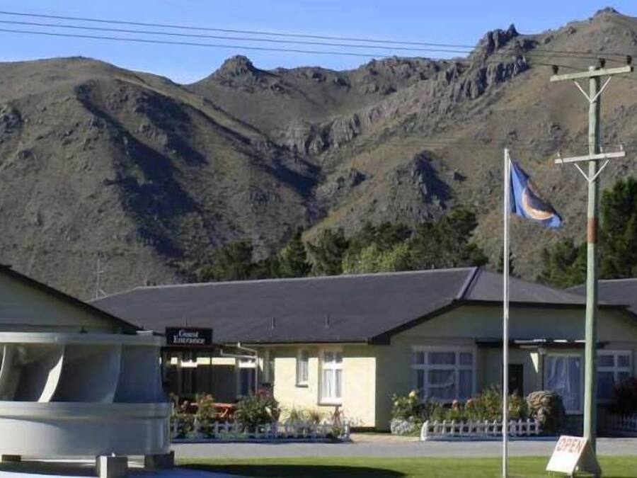 A motel with a sign reading "Motel" and "General Store" in front.