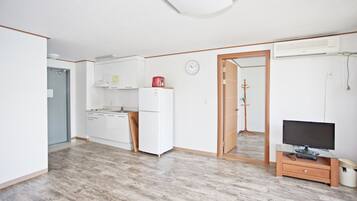 Standard Room, 1 Bedroom | Private kitchenette | Full-size fridge, stovetop, rice cooker, cookware/dishes/utensils