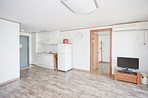 Standard Room, 1 Bedroom | Private kitchenette