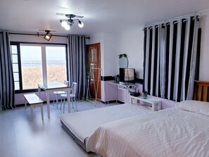 Standaard tweepersoonskamer (15PY, Randomly assigned) | Badkamer | Gratis toiletartikelen, een haardroger, pantoffels, handdoeken