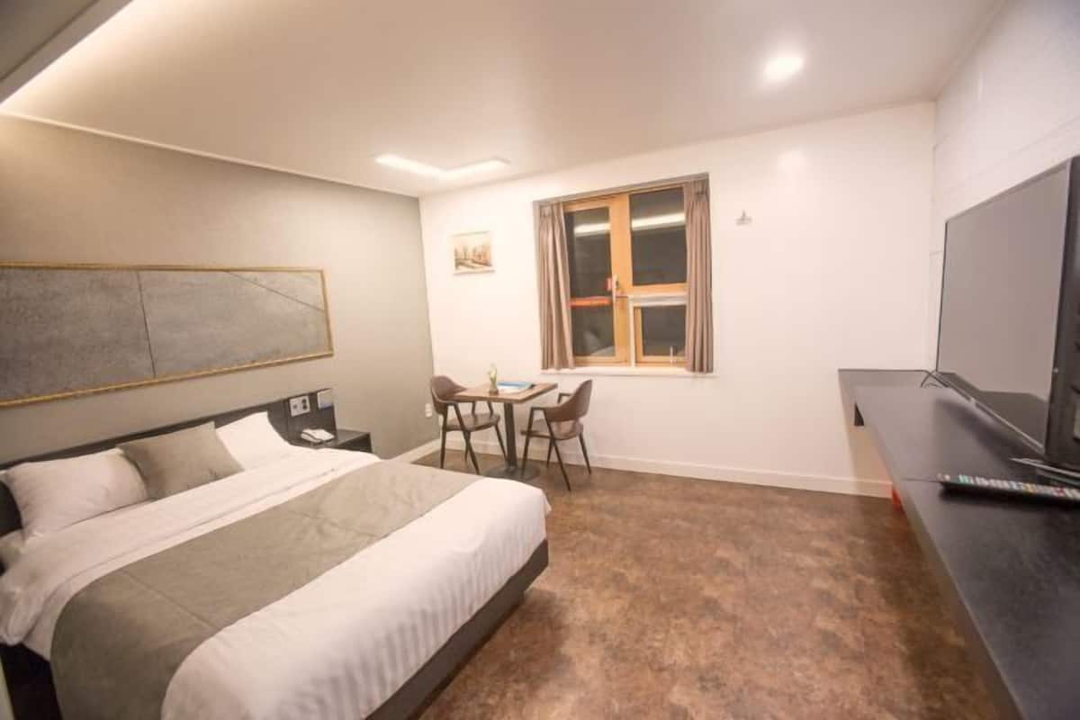 Desk, blackout curtains, soundproofing, free WiFi