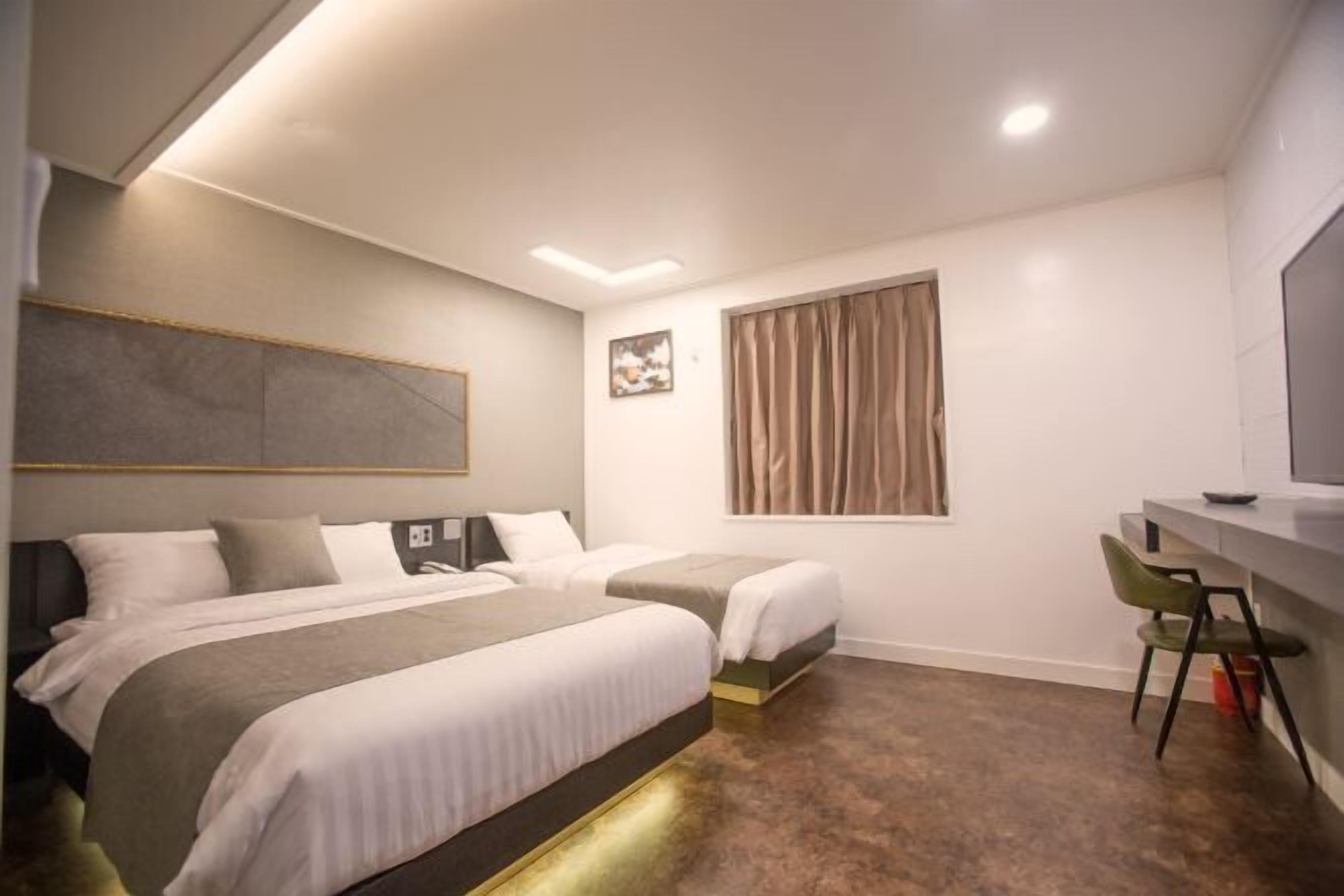 Desk, blackout curtains, soundproofing, free WiFi