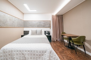 Double Room, Terrace | Meja, langsir/tirai gelap terus, kalis bunyi, Wi-fi percuma