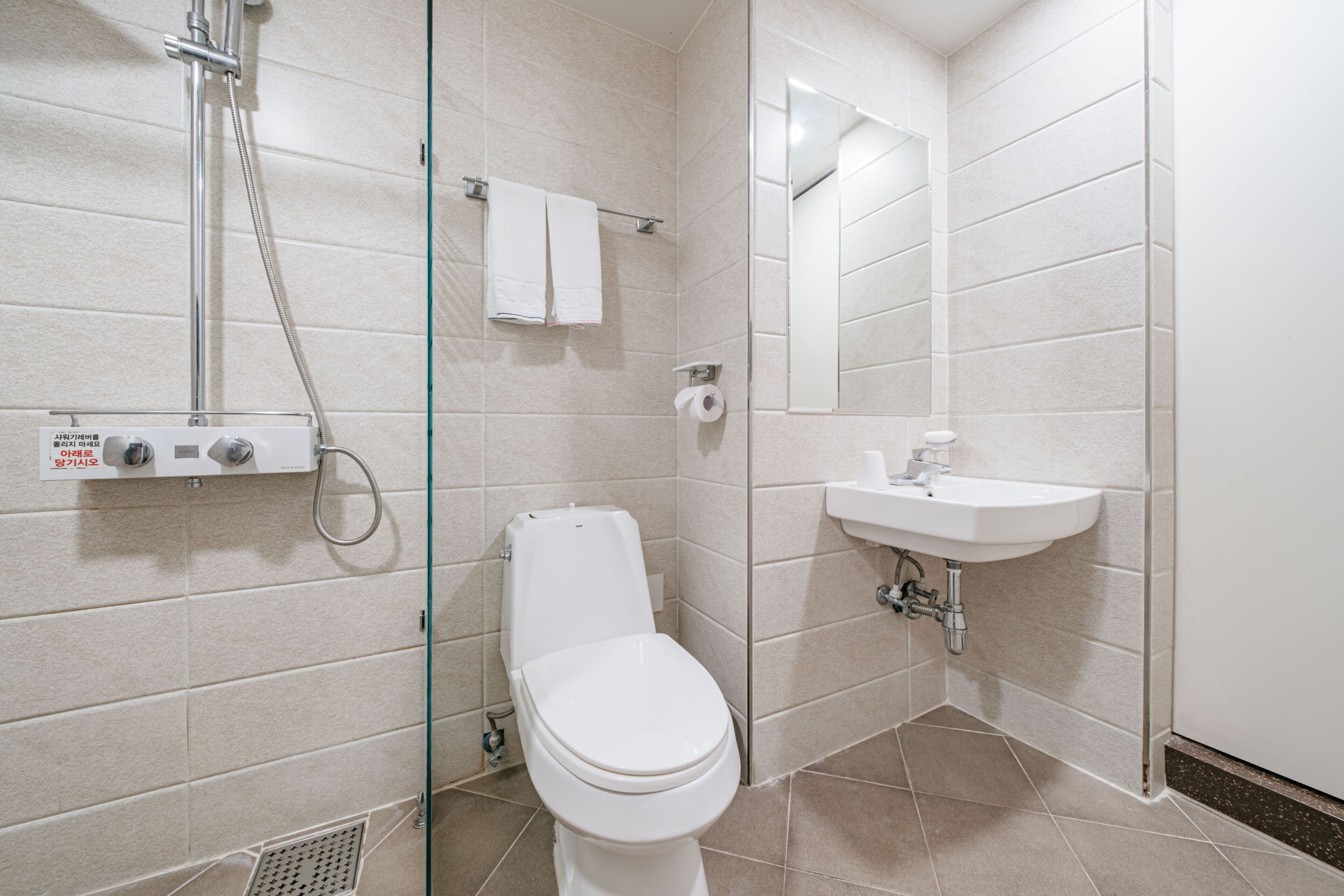 Terrace Double Room | Bathroom | Combined shower/bathtub, deep-soaking bathtub, free toiletries