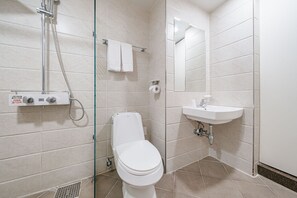 Terrace Double Room | Bathroom | Combined shower/bathtub, deep-soaking bathtub, free toiletries - Hotel Major 2 (Jeju City)