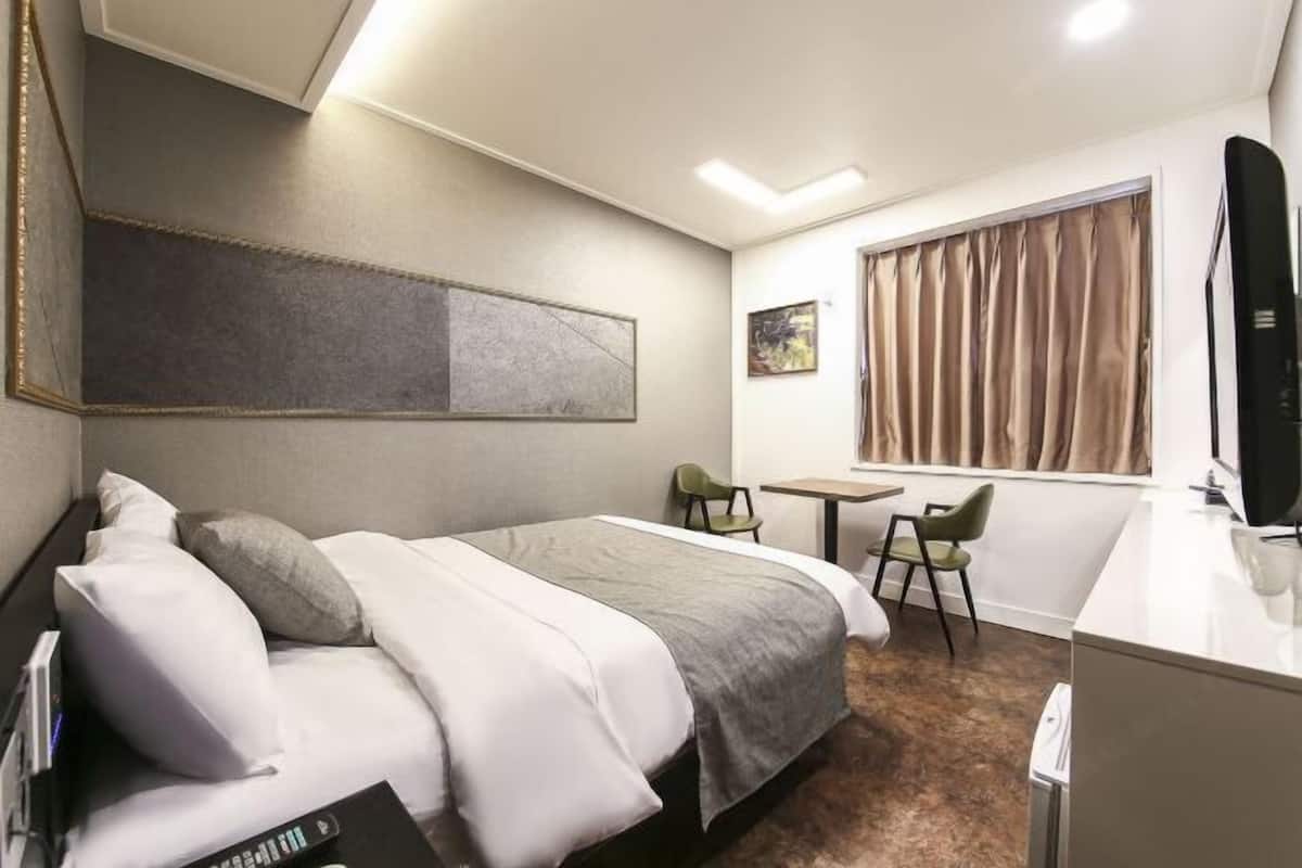 Desk, blackout curtains, soundproofing, free WiFi