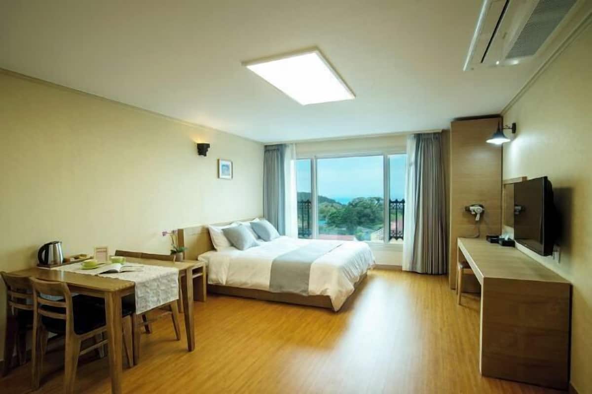 Premium bedding, desk, free WiFi