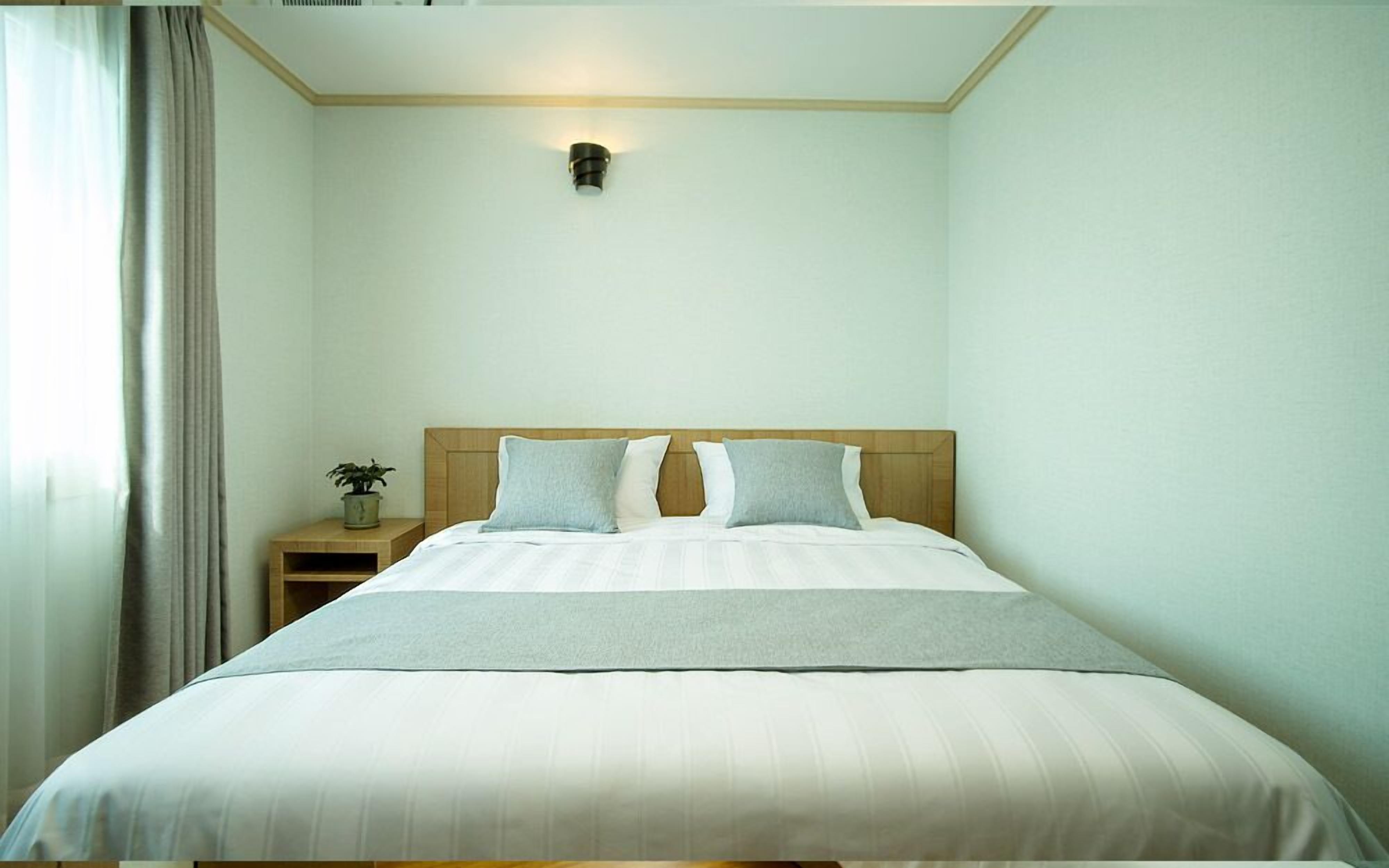 basic suite, 1 bedroom, kitchenette, partial sea view | premium bedding, desk, free wifi