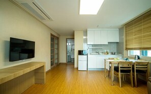 Chambre familiale, 1 chambre, cuisinette, vue partielle sur la mer | Aire de séjour | Téléviseur à écran plat de 40 po avec télévision par câble, téléviseur