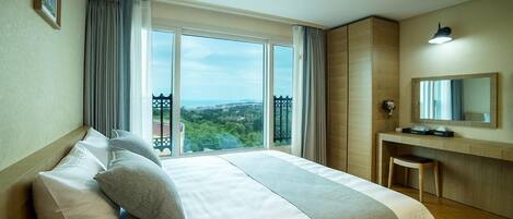 Habitación estándar, cocineta, vista parcial al océano | Ropa de cama de alta calidad, escritorio y wifi gratis