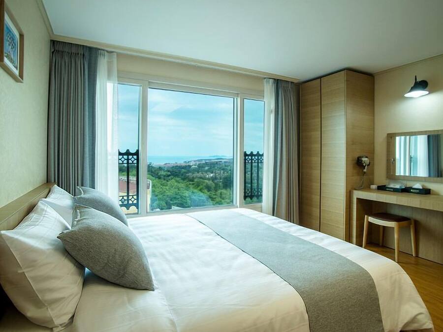 Quarto standard, cozinha americana, vista parcial para o oceano | Roupas de cama premium, escrivaninha, Wi-Fi de cortesia