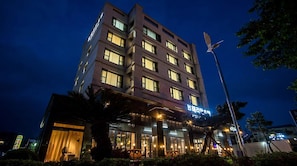 Front of property - evening/night - Haerian Hotel (Seogwipo)
