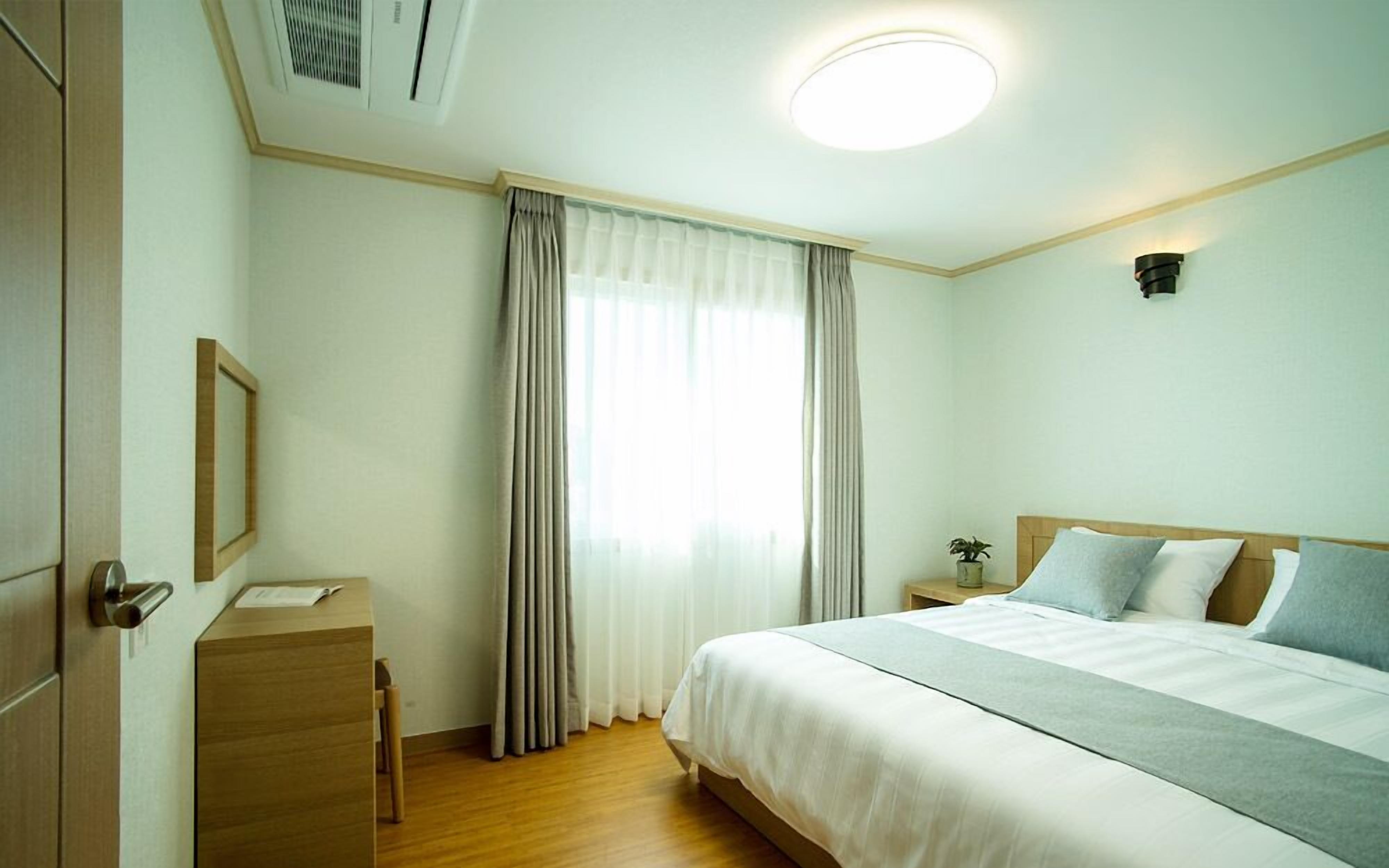 basic suite, 1 bedroom, kitchenette, partial sea view | premium bedding, desk, free wifi