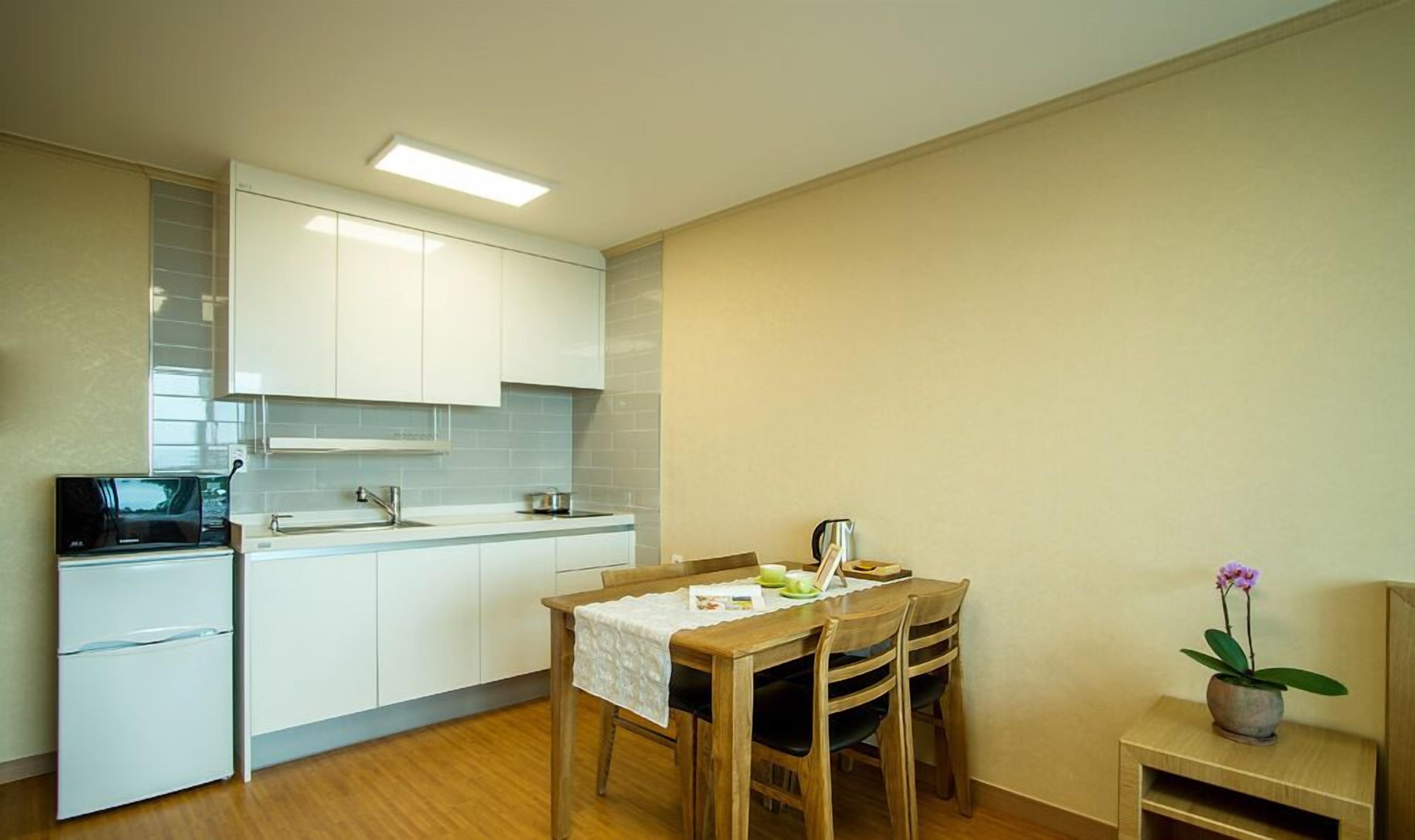 standard room, kitchenette, partial ocean view | private kitchenette | fridge, microwave, stovetop, coffee/tea maker