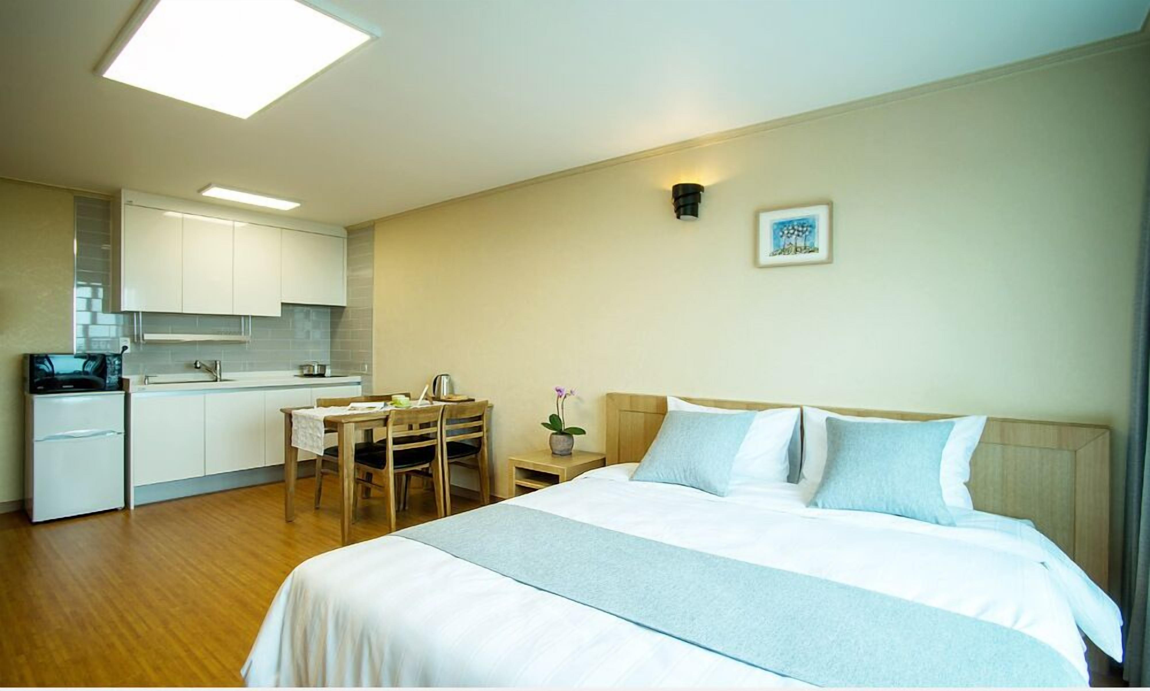 standard room, kitchenette, partial ocean view | premium bedding, desk, free wifi