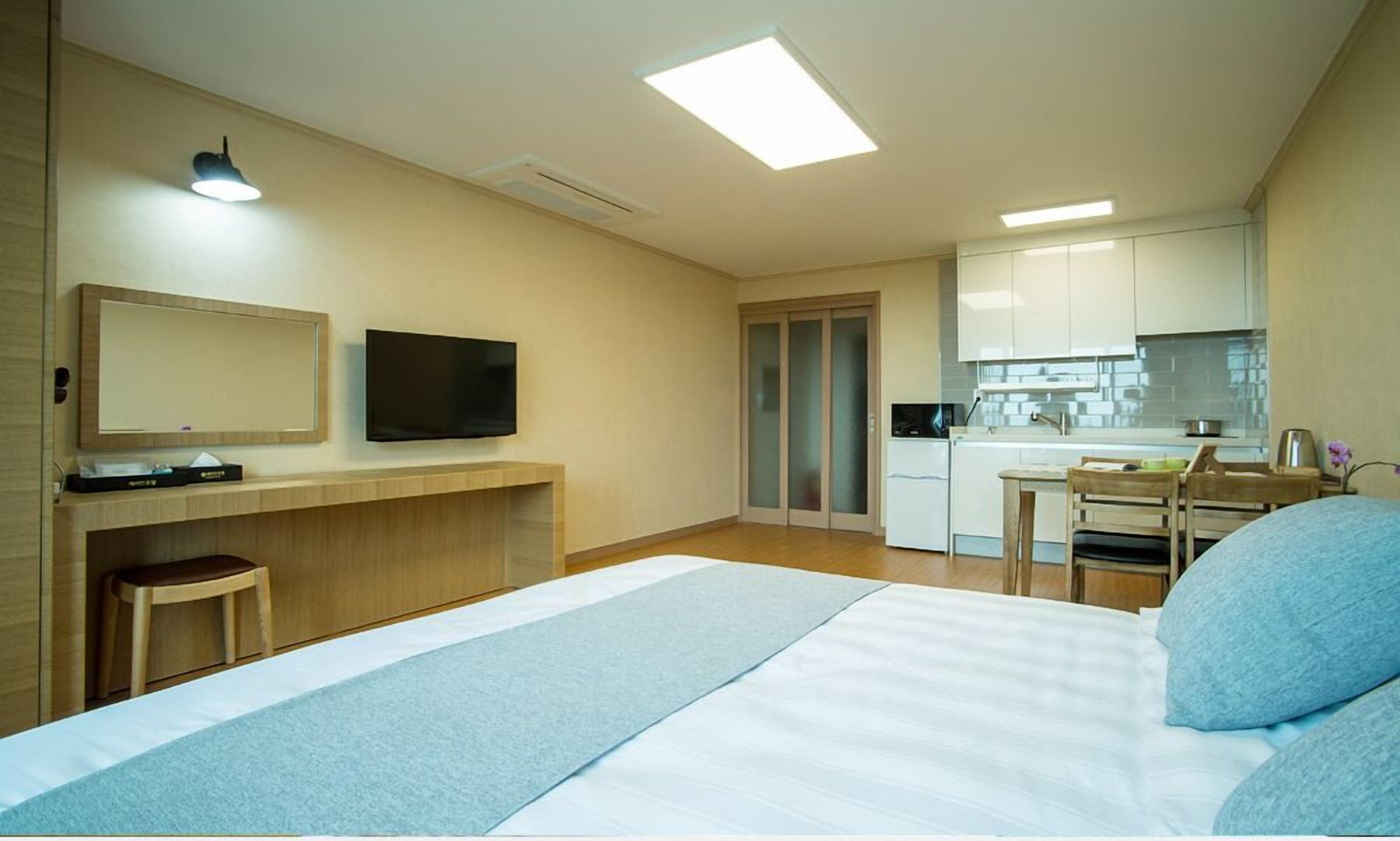 standard room, kitchenette, partial ocean view | room amenity