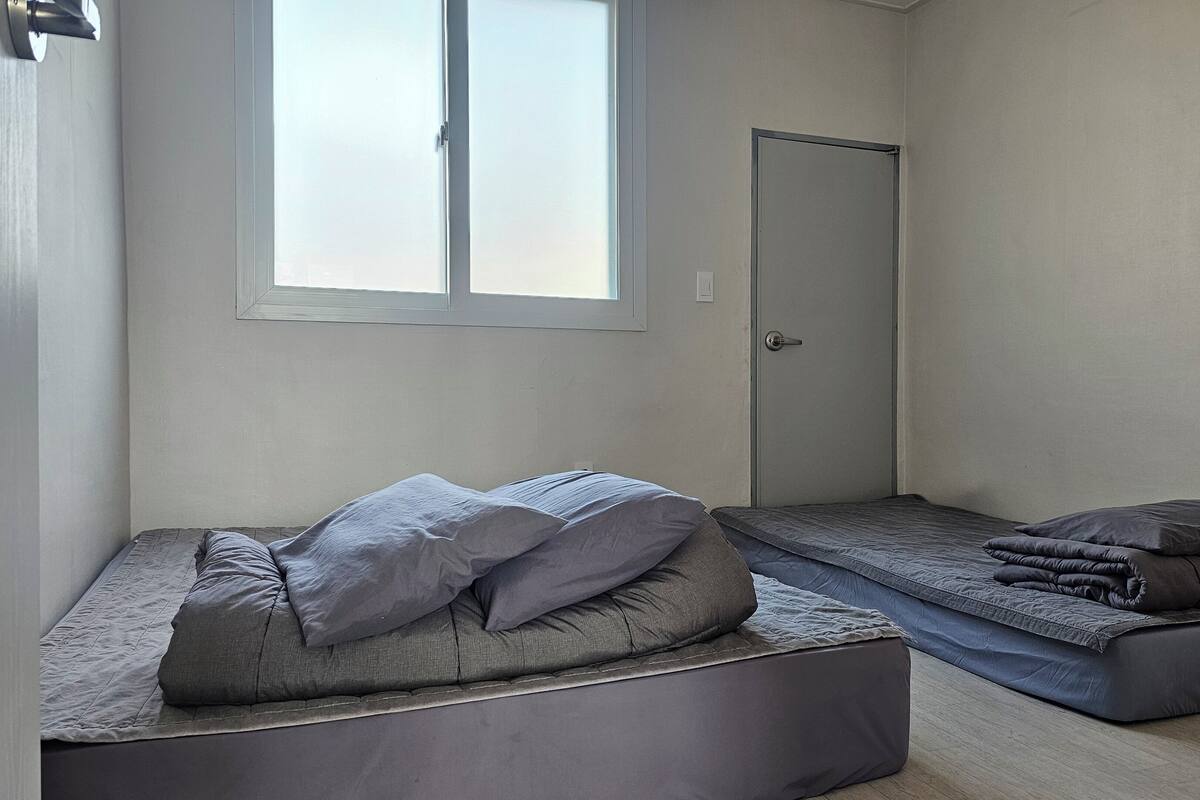 Driepersoonskamer, meerdere bedden, niet-roken | 1 slaapkamer, gratis wifi, beddengoed