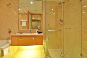 Ensemble douche/baignoire, articles de toilette gratuits, peignoirs