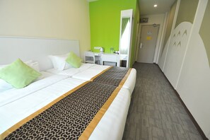 华丽双床房 | 客房内保险箱、办公桌、熨斗/熨板、免费 WiFi