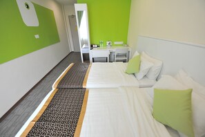 Habitació amb dos llits individuals Deluxe | Caixa forta a l'habitació, escriptori i planxa i posts de planxar 