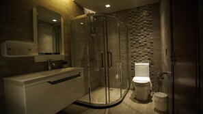 Regendusche, kostenlose Toilettenartikel, Haartrockner, Bidet